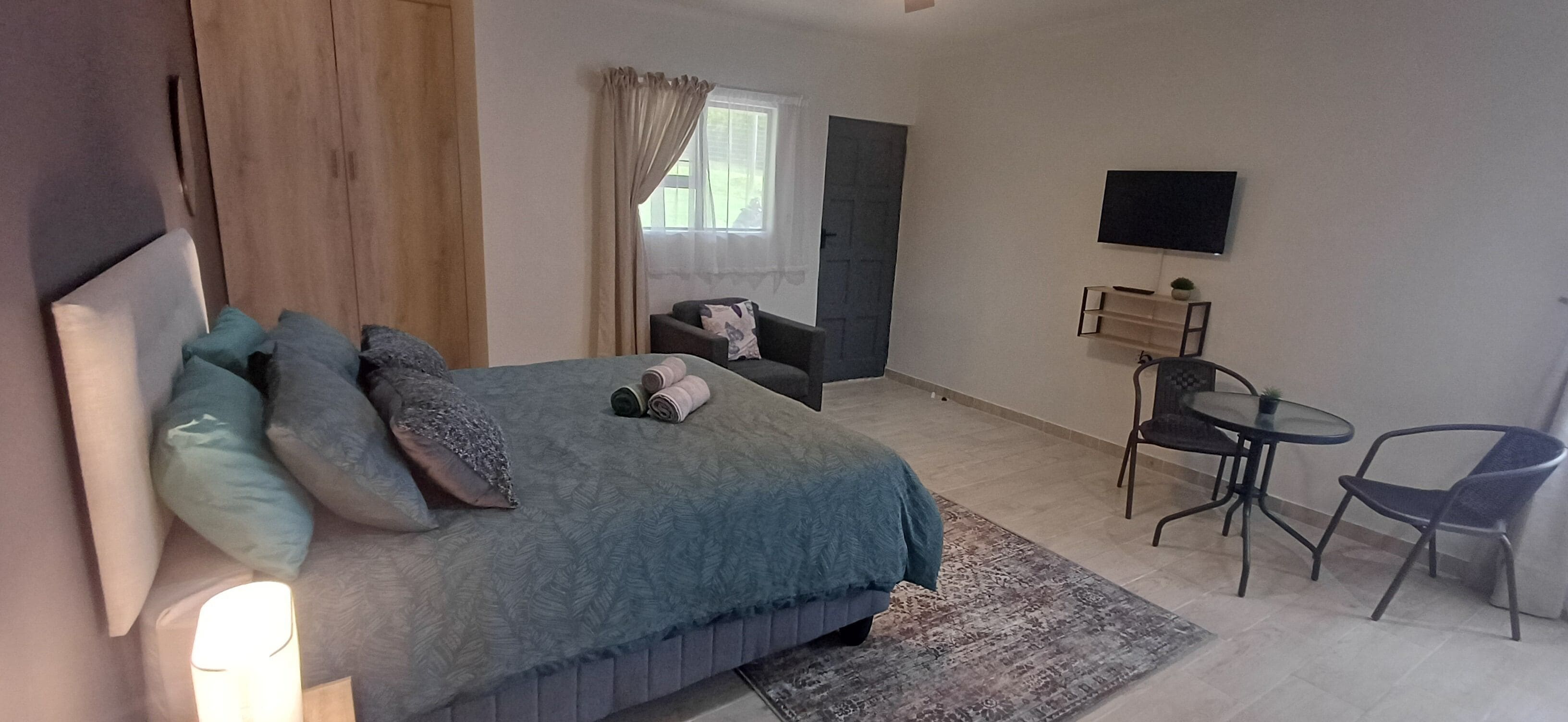 Tabla de planchar con plancha, Internet, ropa de cama