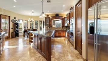 Comfort Quadruple Room | Private kitchen | Fridge, microwave, oven, stovetop