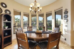 Comfort Quadruple Room | Tempat makan