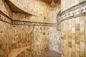 Comfort Quadruple Room | Bathroom | Hair dryer, soap, shampoo, toilet paper