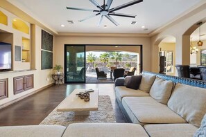 Comfort Quadruple Room | Living area - Copper Sky Retreat - Lux villa & pool (Phoenix)