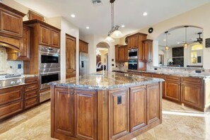 Comfort Quadruple Room | Private kitchen | Fridge, microwave, oven, stovetop - Copper Sky Retreat - Lux villa & pool (Phoenix)