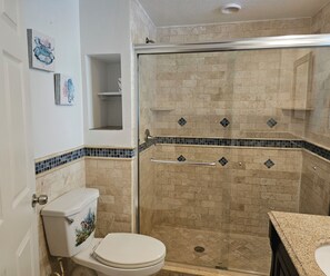 Serviettes fournies, savon, papier toilette