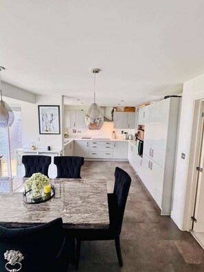 4 bedrooms, Internet - Luxurious Majestic 4 Bedroom- Free Parking (Swanscombe)