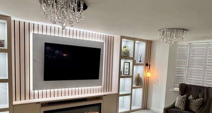 Luxurious Majestic 4 Bedroom- Free Parking