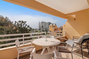 Outdoor dining - Apartment 'Marina Mar' with Shared Pool, Wi-Fi and Air Conditioning (Vilamoura)