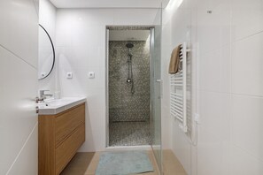 Shower, hair dryer, towels - Apartment 'Marina Mar' with Shared Pool, Wi-Fi and Air Conditioning (Vilamoura)