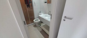 Serviettes fournies, papier toilette