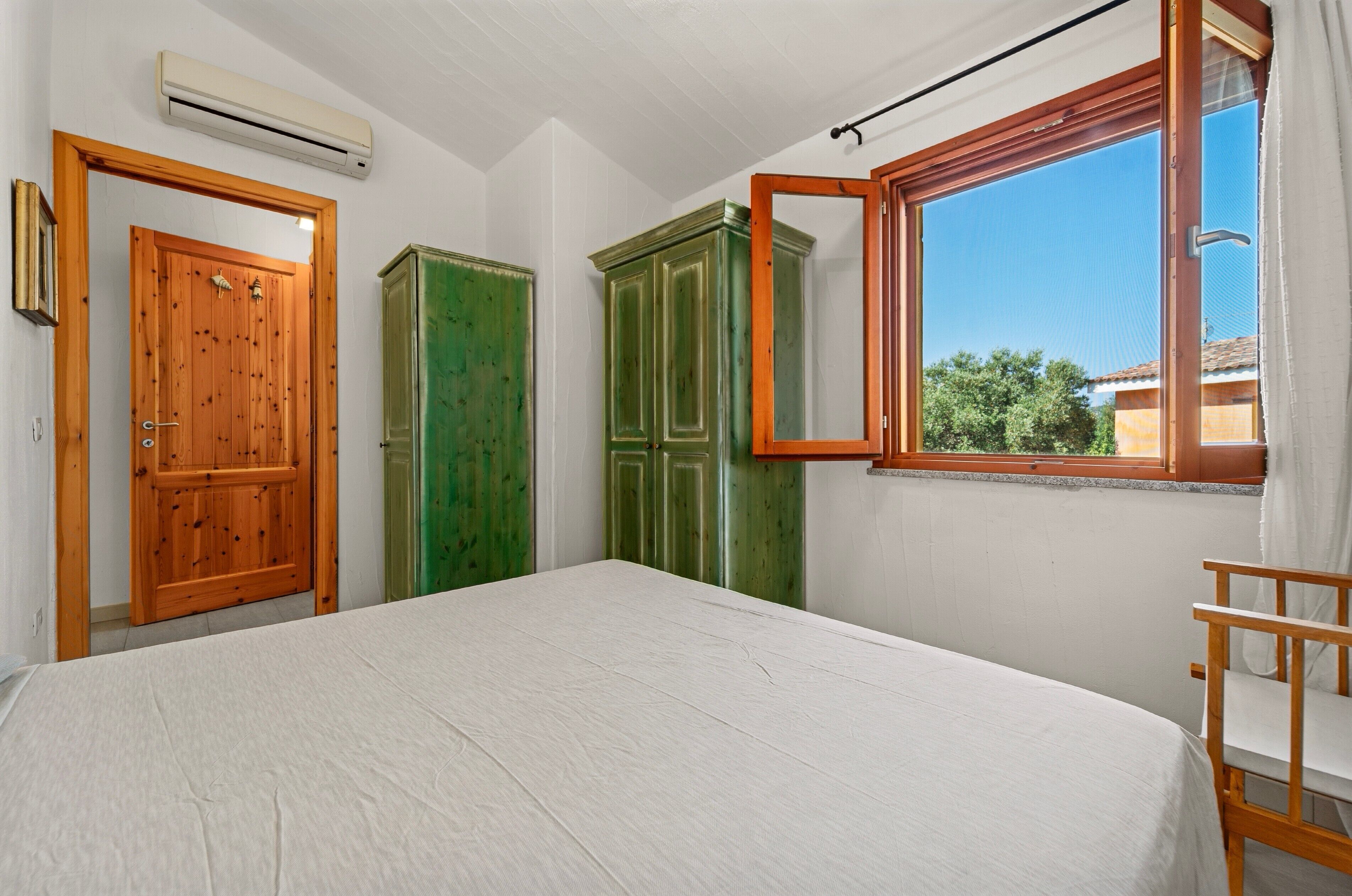 2 bedrooms, bed sheets