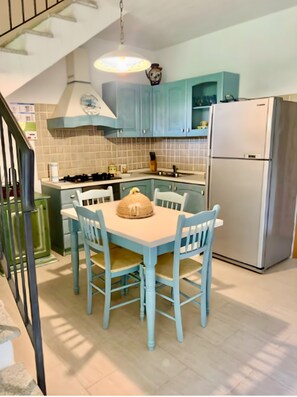 Fridge, cookware/dishes/utensils