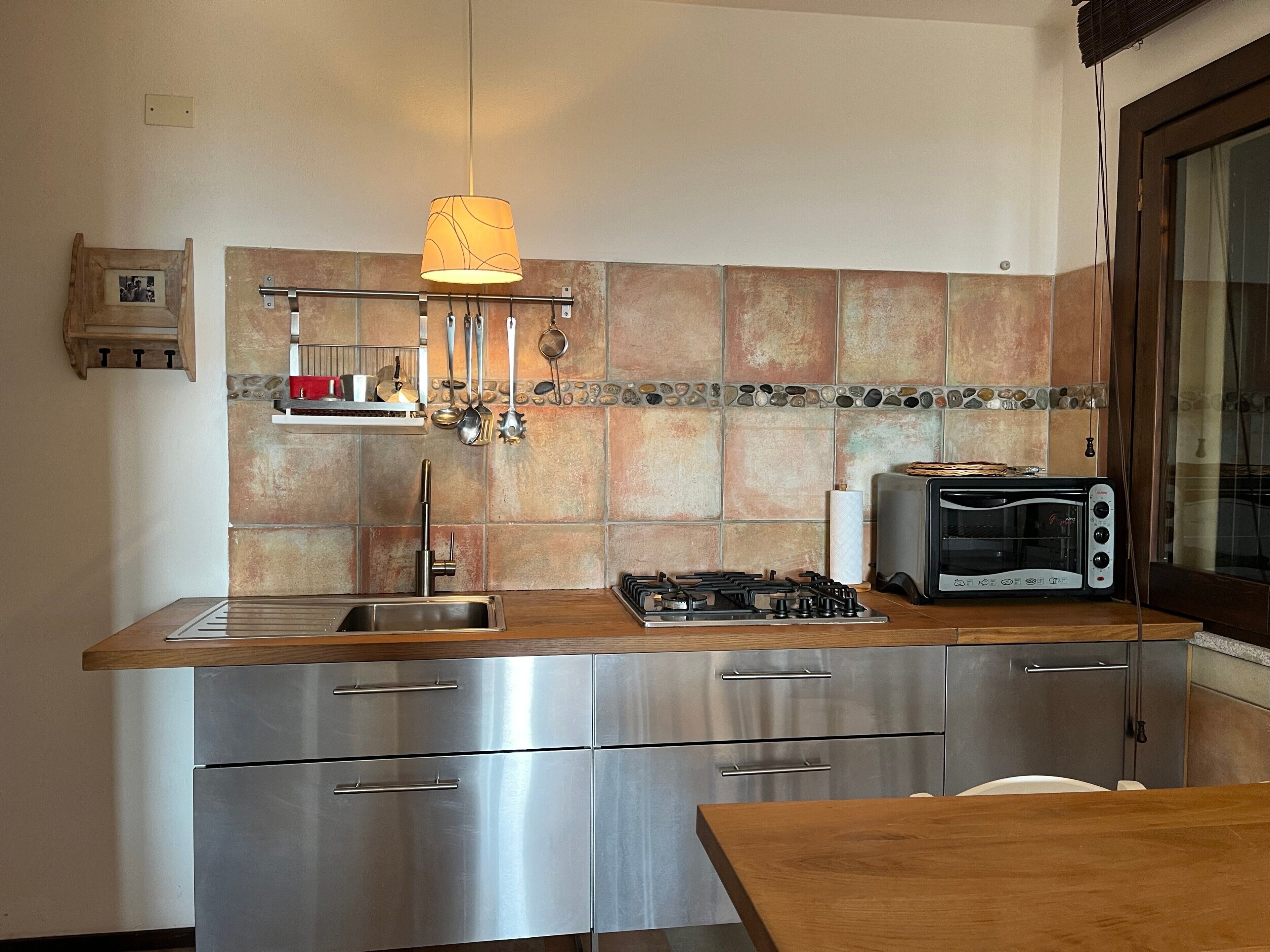 Fridge, stovetop, coffee/tea maker, electric kettle