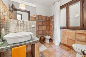 Shower, free toiletries, hair dryer, towels - Apartment 'La Luna Sulla Duna' with Sea View, Private Terrace and Air Conditioning (Porto Pino)
