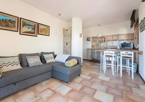 TV - Apartment 'La Luna Sulla Duna' with Sea View, Private Terrace and Air Conditioning (Porto Pino)