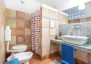 Dusche, Haartrockner, Handtücher