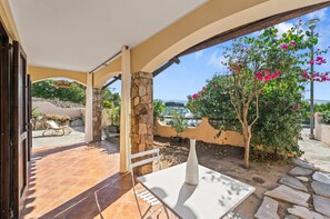 Outdoor dining - Apartment 'La Luna Sulla Duna' with Sea View, Private Terrace and Air Conditioning (Porto Pino)