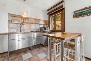 Kühlschrank, Herdplatte, Wasserkocher mit Kaffee-/Teezubehör