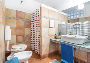 Shower, hair dryer, towels - Apartment 'La Luna Sulla Duna' with Sea View, Private Terrace and Air Conditioning (Porto Pino)