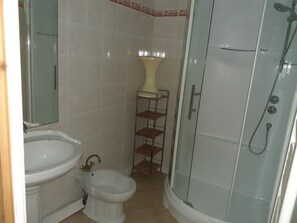 Shower, towels, soap, toilet paper - Bed and breakfast (Glatigny)