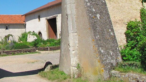 A historic building with a courtyard, stone walls, and a red-tiled roof. - Bed and breakfast (Glatigny)