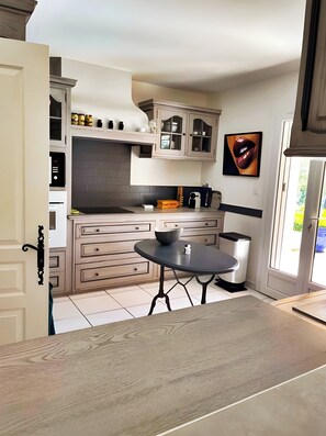 Dishwasher, cookware/dishes/utensils - CASA-Aimee villa spacieuse avec piscine à Vidauban (Vidauban)