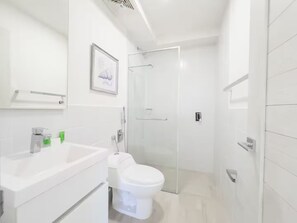 Dusche, Haartrockner, Handtücher, Seife