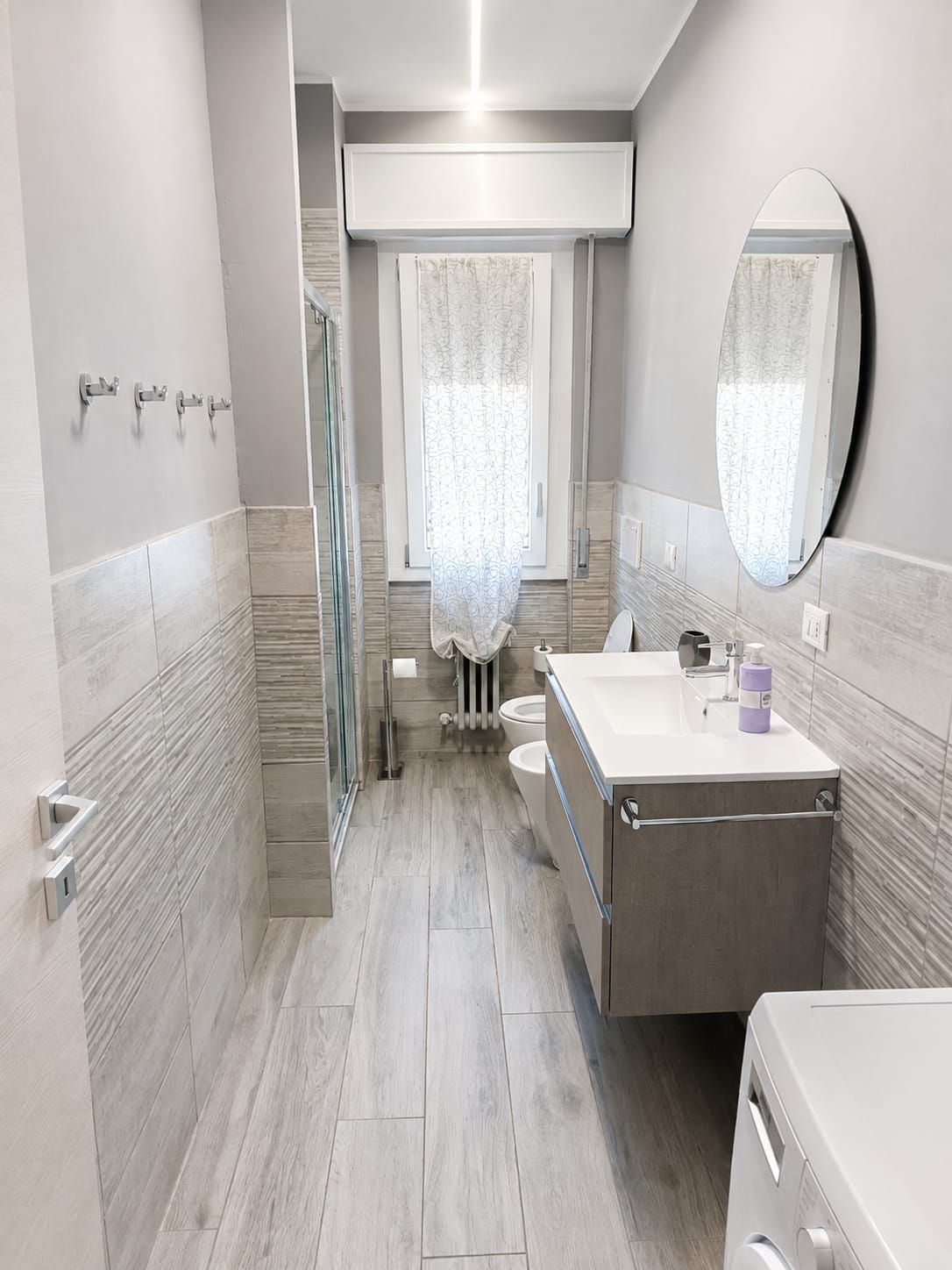 Douche, séchoir à cheveux, bidet, serviettes fournies
