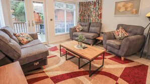 A living room with two sofas, a coffee table, and a patterned rug. - Merewood (Windermere)