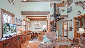 Nhà liên kế, nhiều giường, có thể sử dụng hồ bơi, quang cảnh núi (4 Br Loft: Whistlepunk 32) | Khu phòng khách