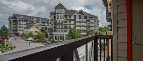 Huoneisto, 1 keskisuuri parisänky ja vuodesohva, pääsy uima-altaalle (1 Br: Rimfire 323) | Parveke