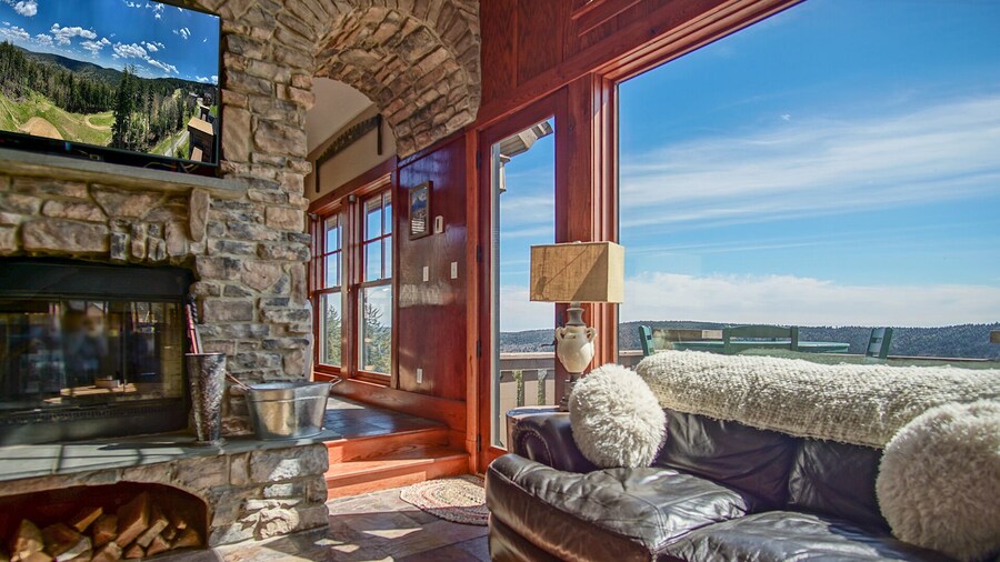 坡边八卧室圣殿庄园山顶豪宅,4800平方英尺高品质,可睡16人