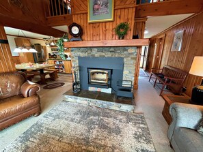 Nhà, nhiều giường, sân hiên, quang cảnh núi (4BR: Lands End 05) | Khu phòng khách