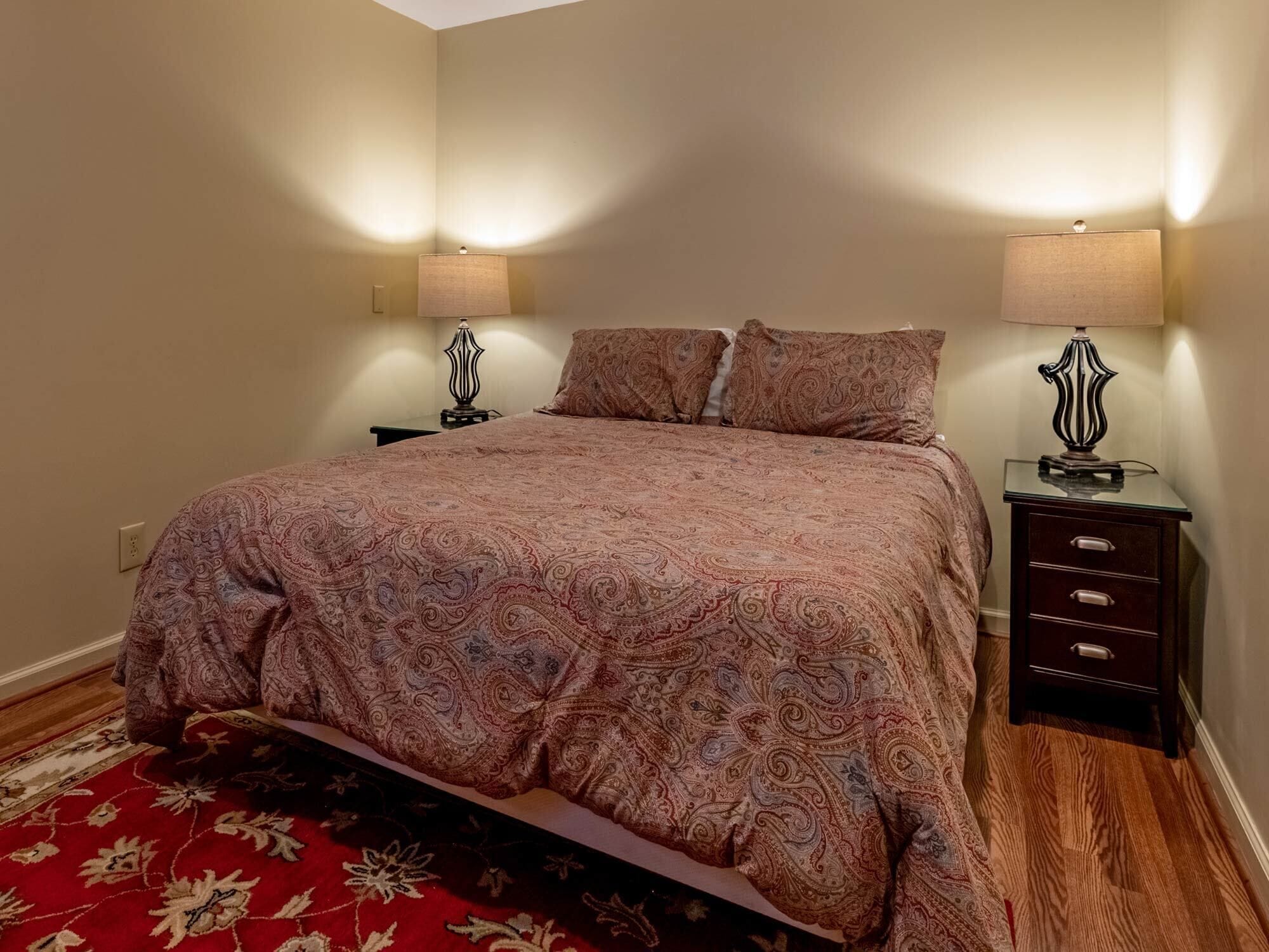 1 غرفة نوم وبديكورات فريدة لكل غرفة وطراز فريد لكل وحدة وملاءات أسرّة