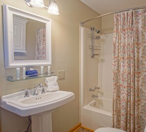 Casa, 1 cama Queen size y sofá cama, balcón, vista a la montaña (1 Br: Stemwinder 6B) | Baño | Toallas 