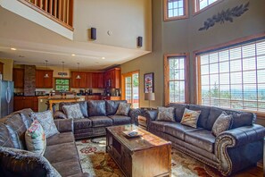 独立别墅, 多张床, 热水浴缸, 山景 (8 Br: N. Westridge Rd. 11) | 起居区