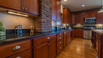 House, Multiple Beds, Hot Tub, Mountain View (8 Br: N. Westridge Rd. 11) | Private kitchen