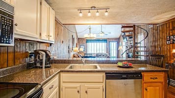 House, Multiple Beds, Patio, Mountain View (2 Br: Wabasso 10) | Private kitchen