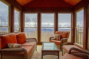 Ház, több ágy, hozzáférés a medencéhez, kilátással a hegyre (4 Br: N. Westridge Rd. 32) | Nappalirész