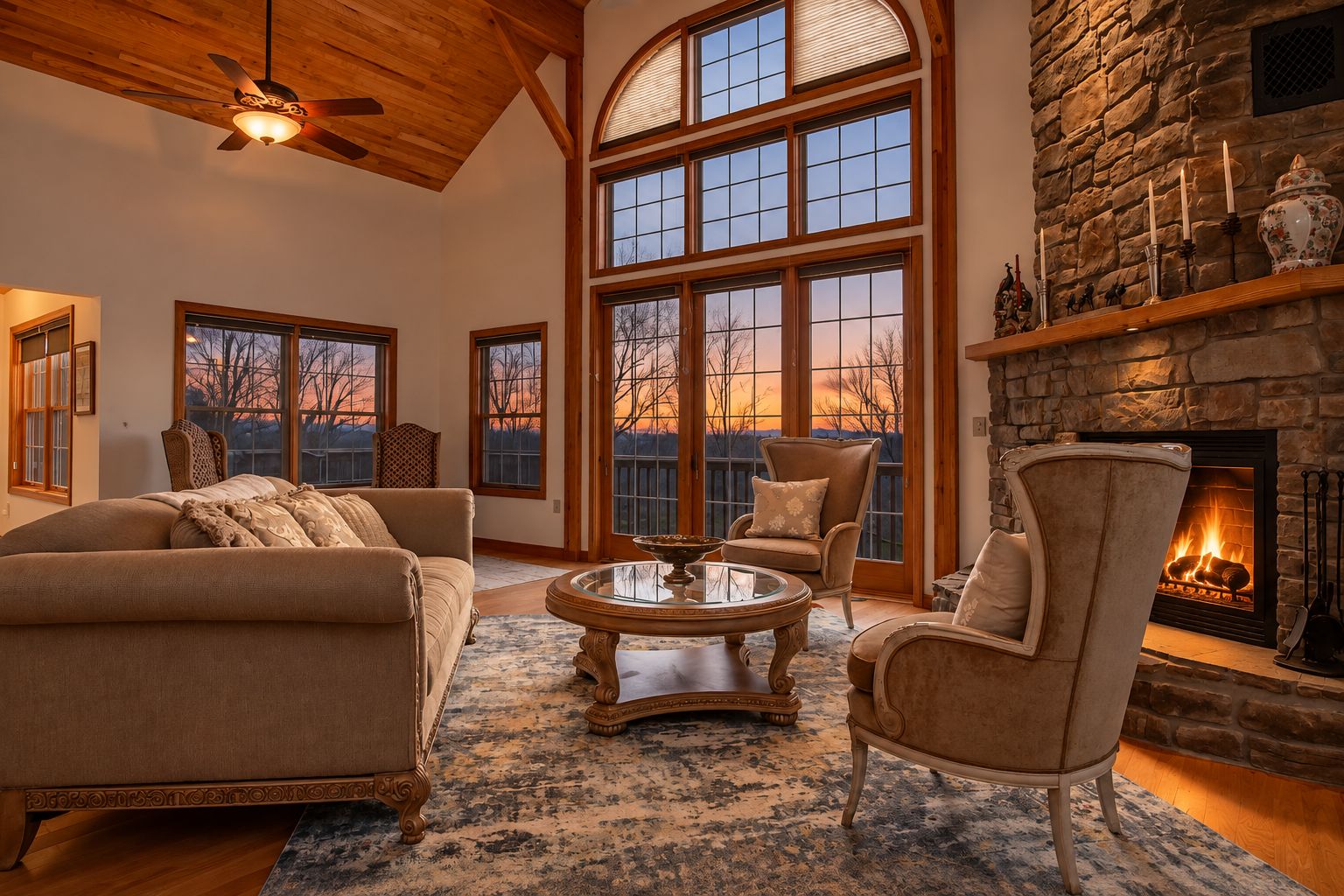 Un salón espacioso con chimenea, ventanas amplias y un rincón de estar acogedor.