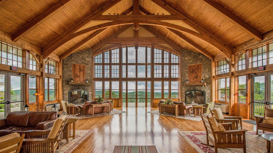 三卧室,两间全浴室,坡边。现场有户外热水浴缸,俯瞰滑雪缆车