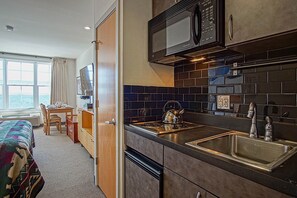 Studio, 1 King Bed with Sofa bed, Pool Access, Mountain View (Expedition Station #306: Slope Side) | Private kitchen - Expedition Station #306: Slope Side - For Couples or W/ Young Children (Snowshoe)