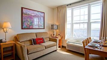 Studio, 1 King Bed with Sofa bed, Pool Access, Mountain View (Expedition Station #306: Slope Side) | Living area
