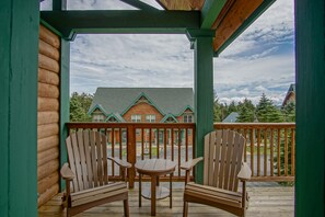 Terrace/patio - Camp 4 # 11: 3 Bedrooms + Bonus Sleeping Den, 3.5 Baths: Slope Side (Snowshoe)