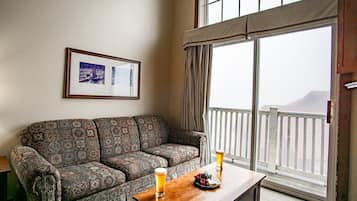 Studio, 1 Queen Bed with Sofa bed, Pool Access (1 Br Jr Studio: Allegheny Springs 414) | Living area