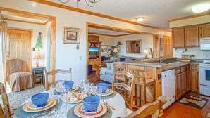 コンドミニアム ベッド (複数台) バルコニー マウンテンビュー (3 Br: Summit 301 A) | 内装