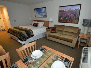 Studio, 1 King Bed with Sofa bed, Pool Access, Mountain View (Expedition Station #120)