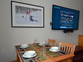 Stúdíóíbúð - 1 stórt tvíbreitt rúm með svefnsófa - aðgengi að sundlaug (Expedition Station #120) | 1 svefnherbergi, sérhannaðar innréttingar, sérvalin húsgögn, rúmföt