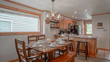 Townhome, Multiple Beds, Balcony, Mountain View (2 Br: Powderidge 40) | 2 bedrooms, individually decorated, individually furnished, bed sheets