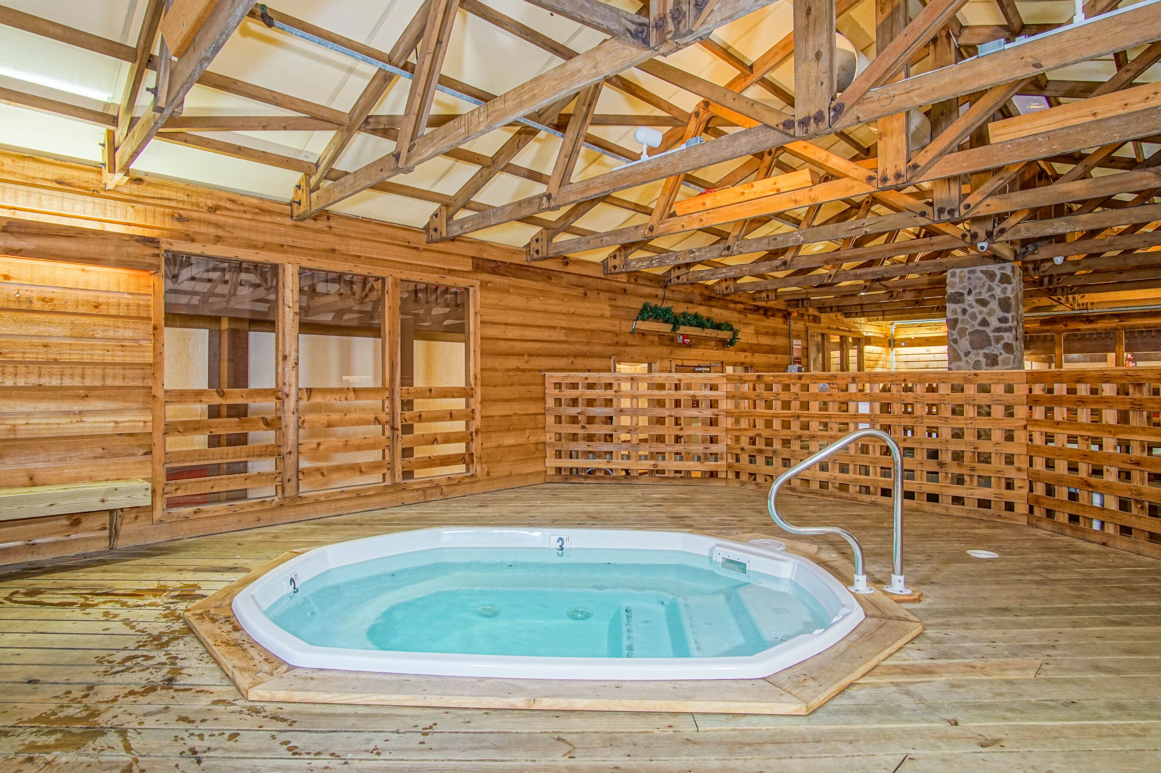 Condo, varias camas, hidromasaje, vista a la montaña (1 Br: Snowcrest 210B) | Tina de hidromasaje interior