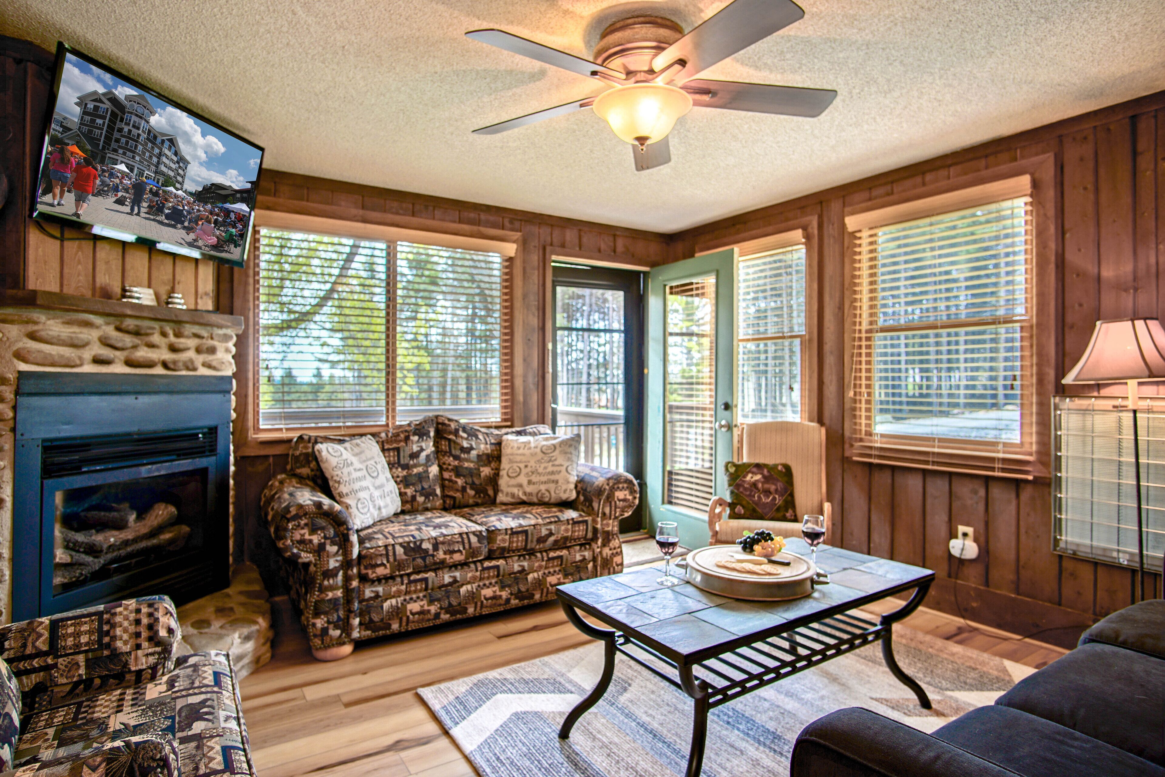 Condo, nhiều giường, có thể sử dụng hồ bơi, quang cảnh núi (2 Br: TreeTop 19) | Khu phòng khách