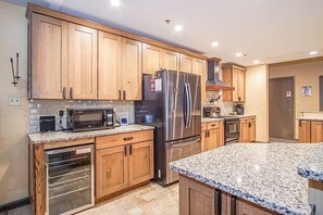 Condo, nhiều giường, có thể sử dụng hồ bơi, quang cảnh núi (4 Br: Silver Creek 5801) | Bếp riêng